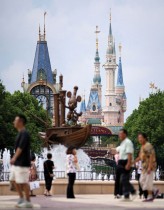 زوار منتجع شنغهاي ديزني خلال معاينة إعلامية لأول أرض تحت عنوان Zootopia في العالم، في شنغهاي، الصين. (رويترز)