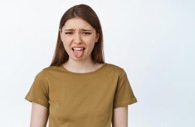 طبيبة توضح أسباب الشعور بالمرارة في الفم