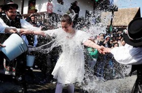 رش النساء بالماء.. أغرب تقليد لاستقبال الفصح في المجر