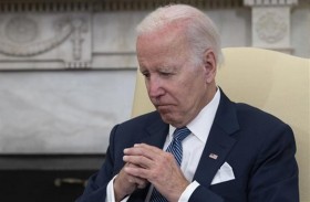 ناشونال ريفيو: الاعتداء على سلمان رشدي جرس إنذار لبايدن