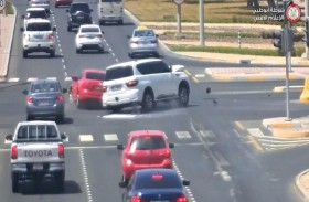 شرطة أبوظبي: الانشغال بالهاتف عند الإشارة الضوئية يعرض السائقين للخطر