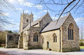 زوجان يبنيان مسكنهما فوق مقبرة جماعية 