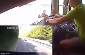 فيديو يظهر مخاطر الانشغال بالهاتف أثناء القيادة 