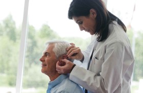 أجهزة السمع تقلل من خطر الإصابة بالخرف