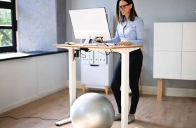 هل تشكو من آلام الظهر؟ الحل 30 دقيقة جلوساً و15 وقوفاً