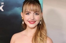 كيف تعايشت الممثلة ماكينّا غريس مع انحناء عمودها الفقري