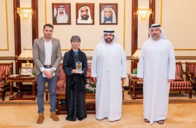 محمد الشرقي يلتقي منى يونغ يوي الحاصلة على المركز الثاني في معرض «إشراقات فنية»