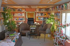 يحول مقطورة في الصحراء إلى مكتبة عامة 