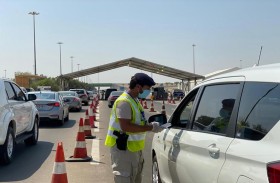 شرطة أبوظبي تزود المركبات بـ «ملصقات رقمية» لتعزيز السلامة المرورية