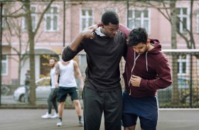 مســـاعدة الآخـــرين تجعـــــل الدمـــاغ أكــــثر شبــــــابا