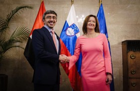 عبدالله بن زايد يلتقي نائبة رئيس الوزراء وزيرة الخارجية في سلوفينيا