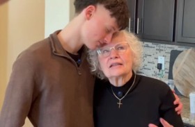 مسنّة تدخل عالم الألعاب لإنقاذ حفيدها من السرطان