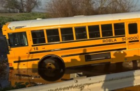 نعاس السائق يتسبب بحادث لحافلة مدرسية بكاليفورنيا