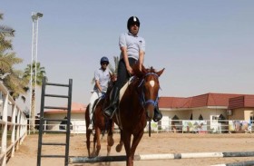 فارس كفيف يقفز فوق الحواجز كأنه يراها 