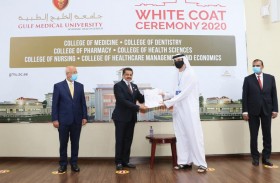جامعة الخليج الطبية تنظّم للمرة الأولى احتفالية «المعطف الأبيض» عن بُعد 