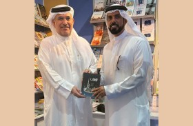 توقيع كتاب الإمارات «التاريخ – الإنسان – الحضارة» في جناح التوقيع بمعرض أبوظبي الدولي للكتاب 