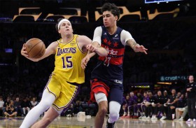 ضربة قاسية لليكرز بإصابة ريفز في دوري أن بي أيه  