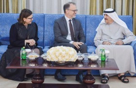 حاكم أم القيوين يستقبل القنصل العام الأمريكي