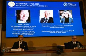 إنجازات في الكمّ تنافس عباءة التخفي على جائزة نوبل 