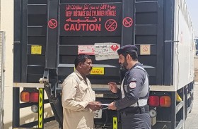 شرطة أبوظبي تنفذ توعية ميدانية لسائقي الشاحنات بمنطقة الظفرة