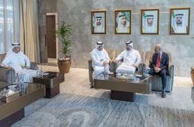 منصور بن محمد يلتقي الرئيس التنفيذي لمنظومة جامعة «Rush» الطبية