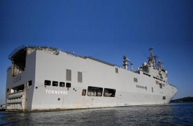 سفينة حربية فرنسية ترسو في مصر لعلاج أطفال غزة 