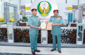 قائد عام شرطة رأس الخيمة يكرم منتسبين ويشيد بتميزهما الوظيفي