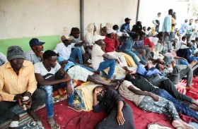 ليلة الرعب في طرابلس.. تفاصيل فرار آلاف المهاجرين للشوارع