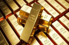 الذهب يهبط لكنه سيحقق مكاسب للأسبوع الرابع بفضل توقعات الفائدة الأمريكية 