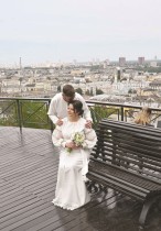 زوجان حديثا الزواج يلتقطان صوراً تذكارية مع خلفية لمدينة كييف. «ا ف ب» 