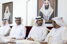 خليفة بن طحنون يُقدِّم واجب العزاء في وفاة شمسة صالح الفلاحي