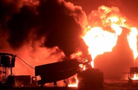 الحوثيون يكافحون لإخماد الحريق الهائل في ميناء الحديدة