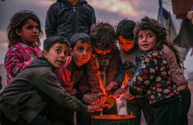 عائلة سورية تحفر ملجأ لتفادي الغارات والقذائف