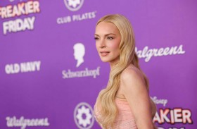 لينزي لوهان تستعين بخبرتها بالأمومة في «الجمعة الأعجب» 