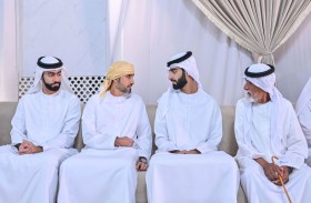 حميد وراشد بن عمار يقدّمان واجب العزاء في وفاة موزة عبيد ضاعن