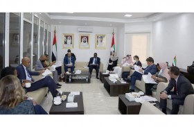 سفير الدولة يستضيف اجتماعا لبحث تنفيذ مشاريع تنموية في القمر المتحدة