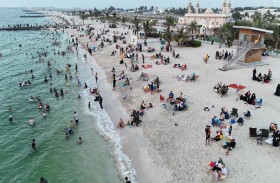 شاطئ الحمرية يشهد إقبالاً كثيفاً  من المواطنين والمقيمين في أيام عيد الأضحى المبارك 