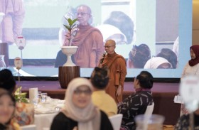 حكماء المسلمين ينظم إفطارا جماعيا لقادة الأديان ورموزها في إندونيسيا وماليزيا