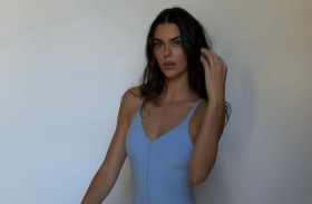 كيندال جينر تستعرض رشاقتها تحت أشعة الشمس