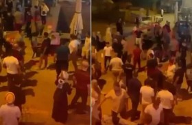 ضابط يتعرض للضرب الجماعي أمام أطفاله