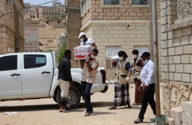 بدعم من الإمارات.. الهلال الأحمر يوزع مساعدات غذائية جديدة شرق المكلا بمحافظة حضرموت