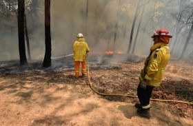 البحرية الأسترالية تجلي محاصرين بحرائق الغابات 
