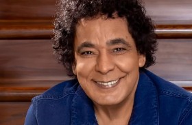 محمد منير يغادر المستشفى 