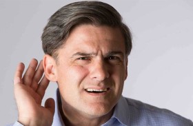 هل إغلاق العينين يحسن السمع؟ هذا ما كشفه العلماء