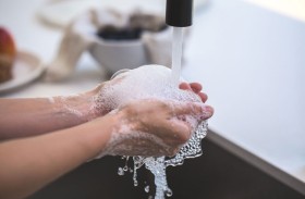 طبيب يحذر من الإفراط في غسل اليدين