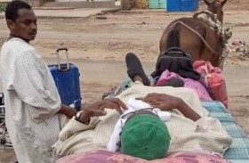بعربة حصان.. عملاق الأدب السوداني يغادر منزله المحاصر