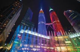 كوالالمبور تضيء برجي بتروناس التوأم بعلم الإمارات احتفاء بزيارة خالد بن محمد بن زايد