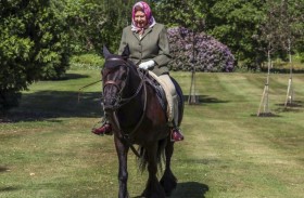 ملكة بريطانيا على ظهر حصان