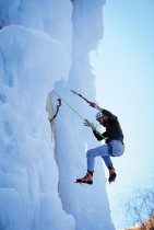 بيير باوتشر يتنافس خلال النهائي الدولي لتسلق الشلالات على الجليد، في جبال الألب، جنوب شرق فرنسا-ا ف ب