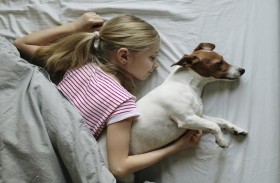 فائدة هامة لمشاركة الأطفال السرير مع حيواناتهم الأليفة